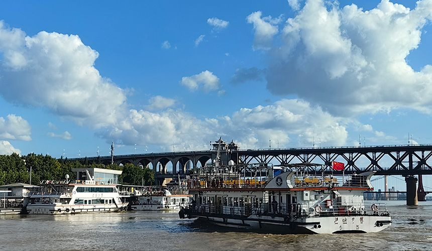 即將靠岸的渡船。人民網(wǎng)記者 肖璐欣攝