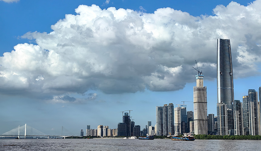 長江上來往的船只。人民網(wǎng)記者 肖璐欣攝