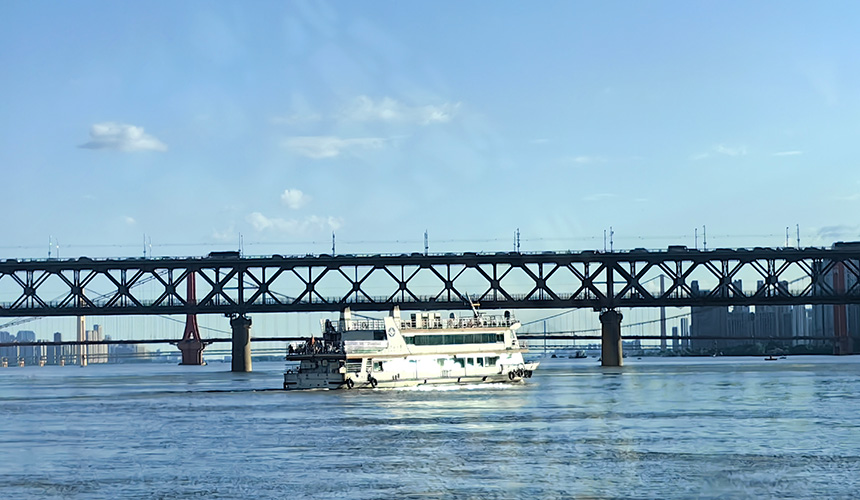 武漢輪渡與長江大橋同框。人民網(wǎng)記者 肖璐欣攝