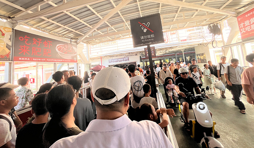 乘坐武漢輪渡的游客絡(luò)繹不絕。人民網(wǎng)記者 張雋攝