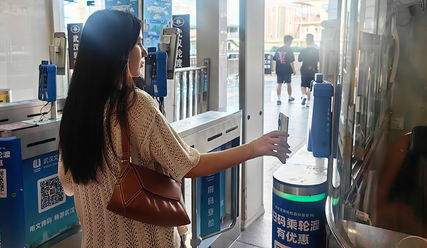 市民掃碼購(gòu)票進(jìn)站。人民網(wǎng)記者 肖璐欣攝