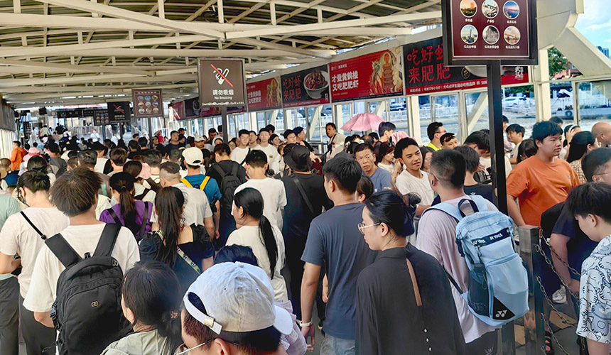 乘坐武漢輪渡的游客絡繹不絕。人民網(wǎng)記者 肖璐欣攝