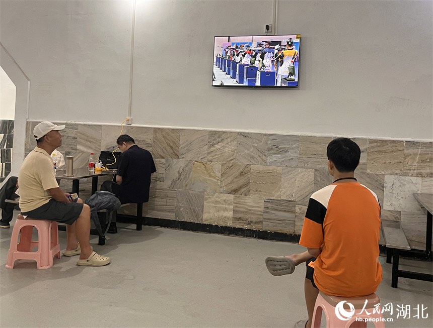 納涼點(diǎn)里看奧運(yùn)。人民網(wǎng)記者 張雋攝