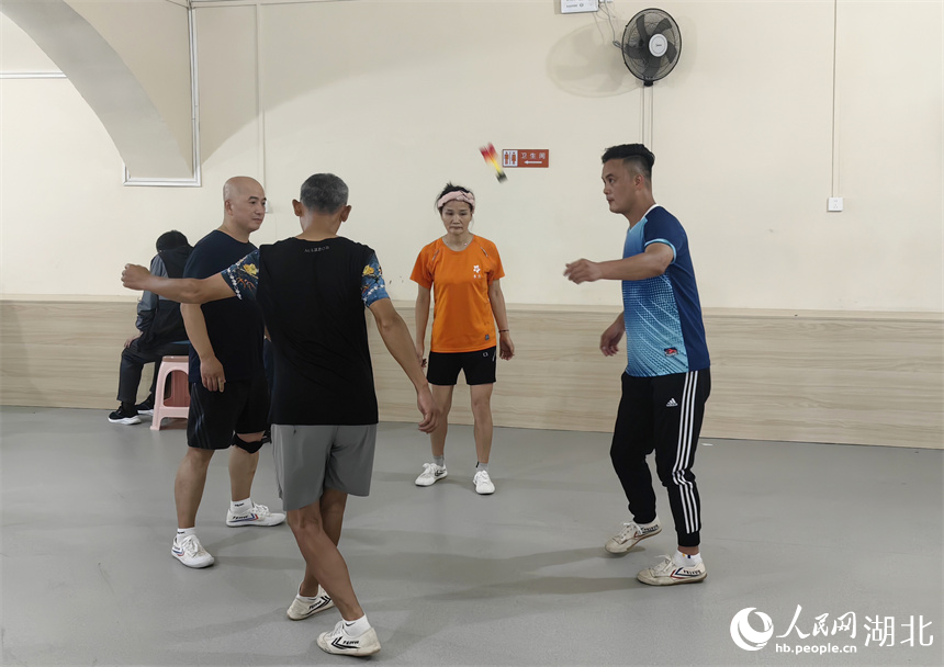 納涼點(diǎn)里踢毽子。人民網(wǎng)記者 肖璐欣攝