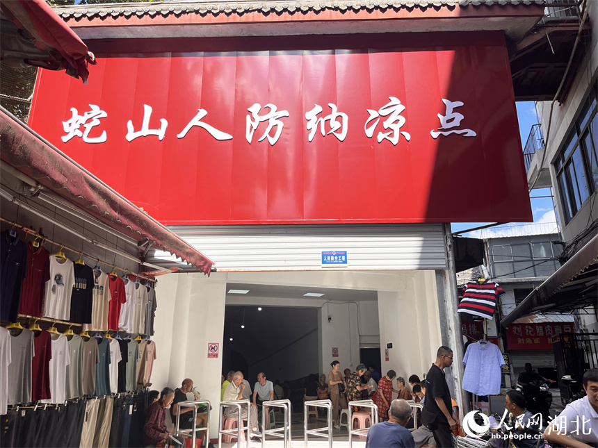 納涼點門口坐滿了乘涼的市民。人民網(wǎng)記者 張雋攝