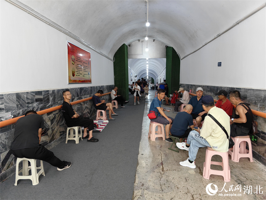 納涼點入口就坐滿了乘涼的市民。人民網(wǎng)記者 張雋攝