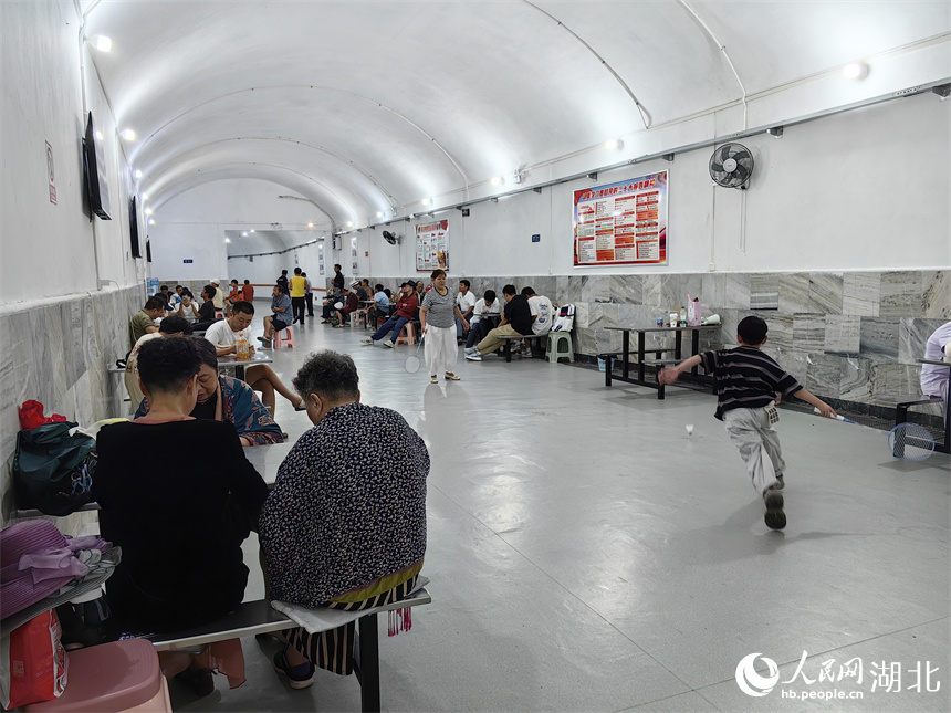 納涼點(diǎn)中心區(qū)域坐滿(mǎn)了市民。人民網(wǎng)記者 張雋攝