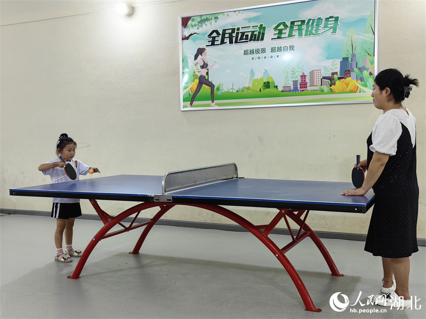 市民在打乒乓球。人民網(wǎng)記者 張雋攝