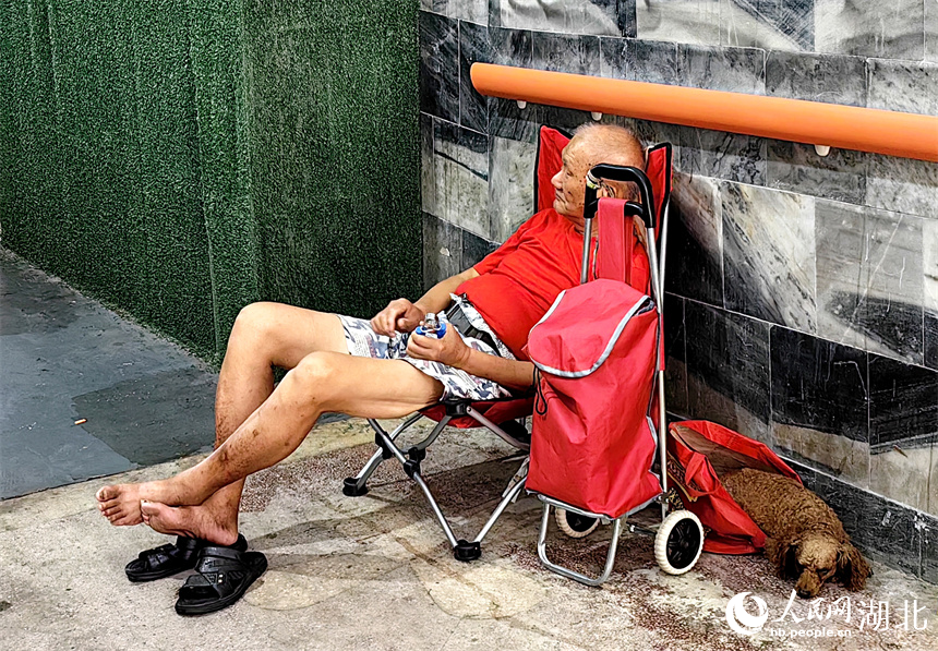 悠閑乘涼的爹爹。人民網(wǎng)記者 張雋攝