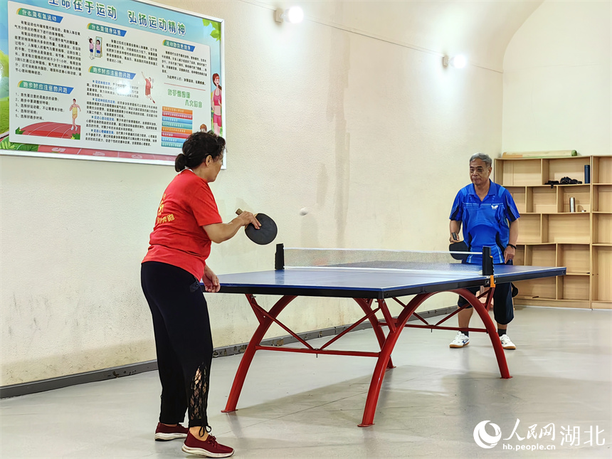 市民在打乒乓球。人民網(wǎng)記者 張雋攝