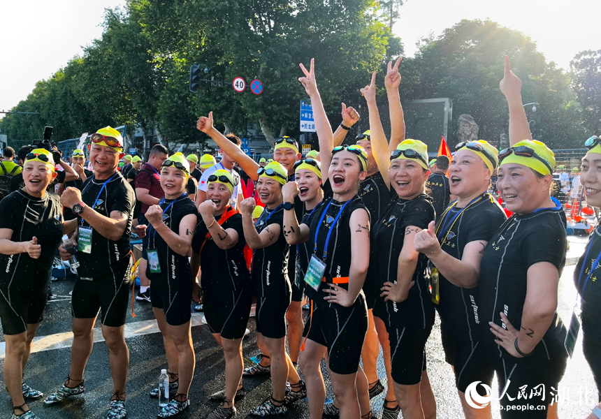 參賽者賽前加油鼓勁。人民網(wǎng)記者 張穎攝