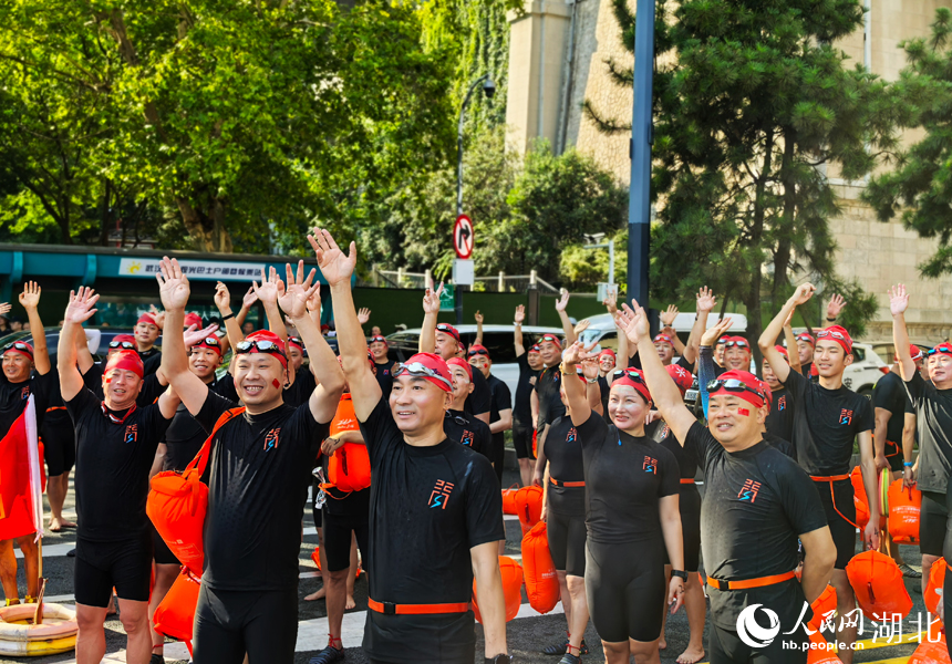 參賽者賽前熱身。人民網(wǎng)記者 張穎攝