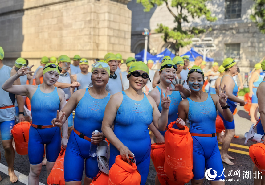 斗志昂揚的群眾方隊。人民網(wǎng)記者 張穎攝