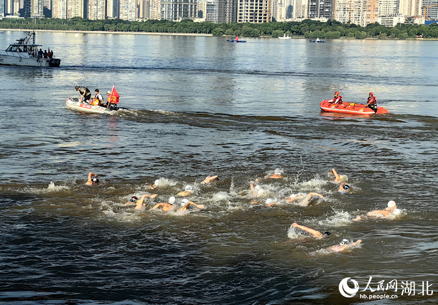 個人搶渡長江。人民網(wǎng)記者 張穎攝