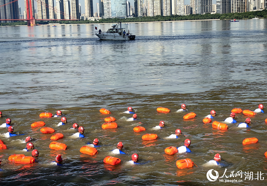 群眾方隊(duì)橫渡長(zhǎng)江。人民網(wǎng)記者 張穎攝