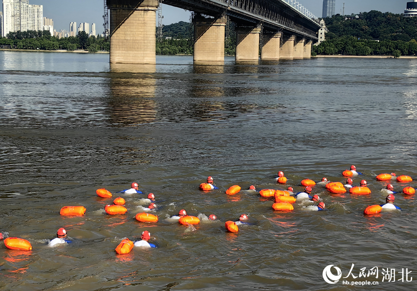 正在橫渡長(zhǎng)江的方隊(duì)。人民網(wǎng)記者 張穎攝