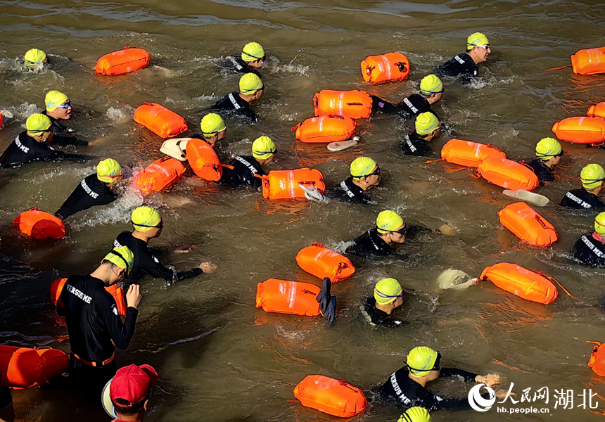 群眾方隊橫渡現(xiàn)場。人民網(wǎng)記者 張穎攝
