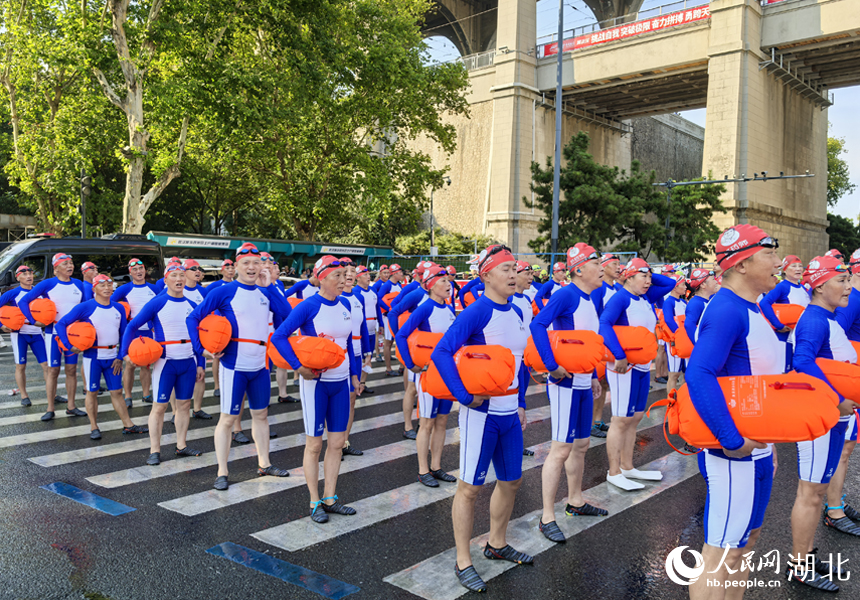 群眾方隊(duì)正在集結(jié)。人民網(wǎng)記者 張穎攝