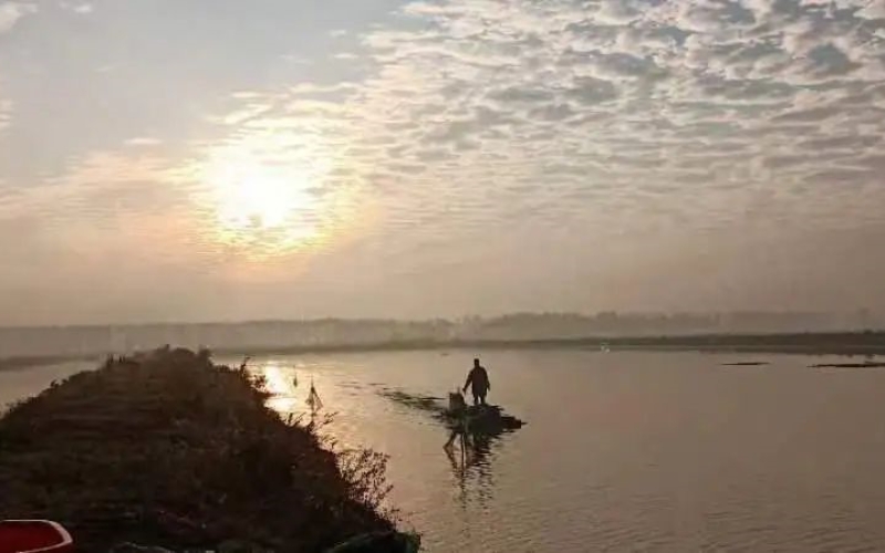 在天門沉湖，一片片蟹塘波光粼粼，肥美的大閘蟹正迎來(lái)豐收的季節(jié)。
