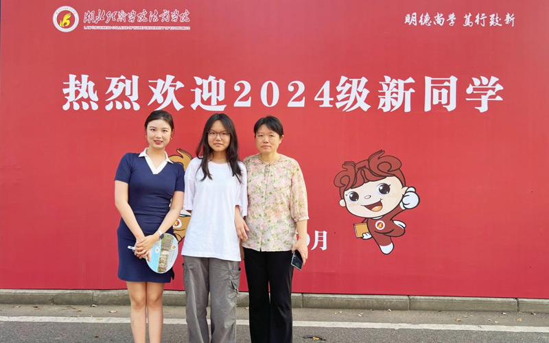 新生劉索知（中）、母親（右一）與輔導員許敏老師合影