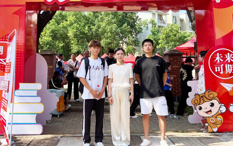 吳凱（右一）、吳宏健與輔導員呂珂欣老師合影