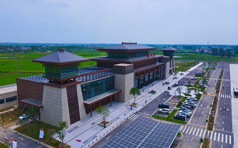 全國首座綜合能源補(bǔ)給站 、華中地區(qū)最大商業(yè)規(guī)模服務(wù)區(qū)、湖北首座數(shù)字化服務(wù)區(qū)——荊州東服務(wù)區(qū)。湖北交投供圖