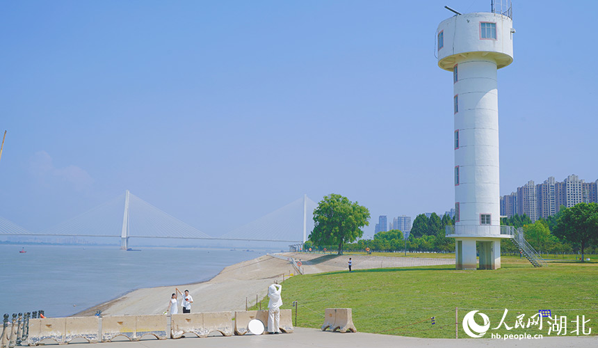 汽渡碼頭變身“愛(ài)情”港口，常常有情侶來(lái)此拍攝婚紗照。人民網(wǎng)記者 周恬攝