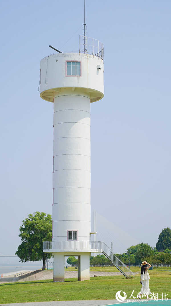 草地、白塔、舊碼頭，成為武昌江灘熱門打卡地。人民網(wǎng)記者 周恬攝