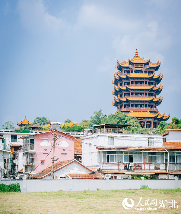 黃鶴樓云朵粉墻，充滿浪漫氣息。饒茜攝
