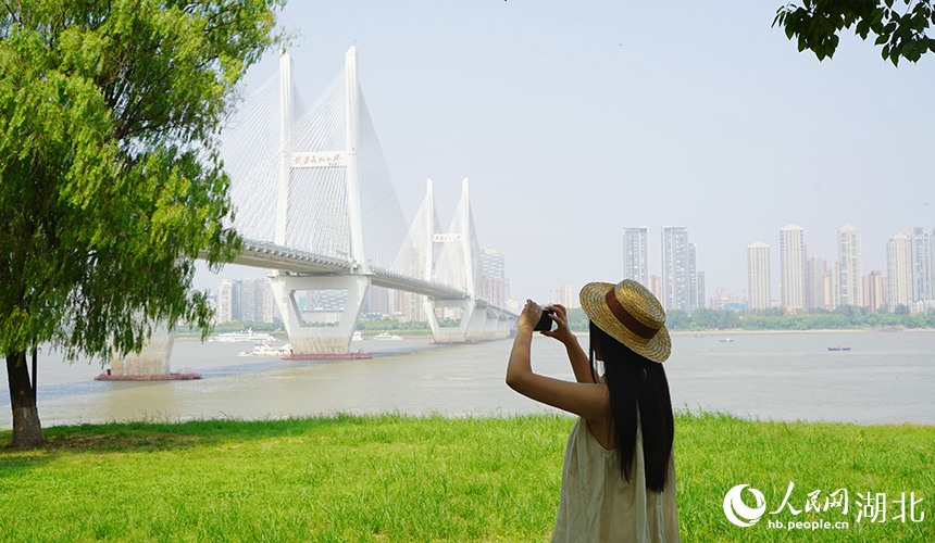 武漢長江二橋。人民網(wǎng)記者 周恬攝
