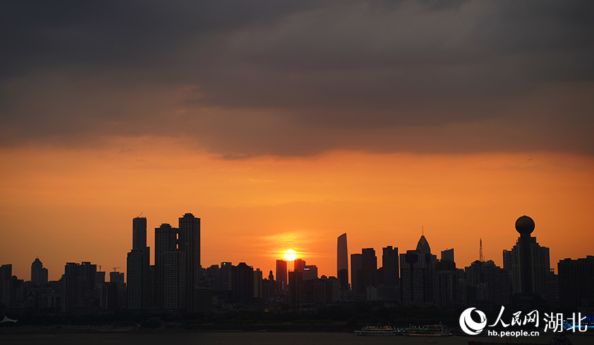 傍晚時分，在武昌萬象城追一場日落。人民網(wǎng)記者 周恬攝