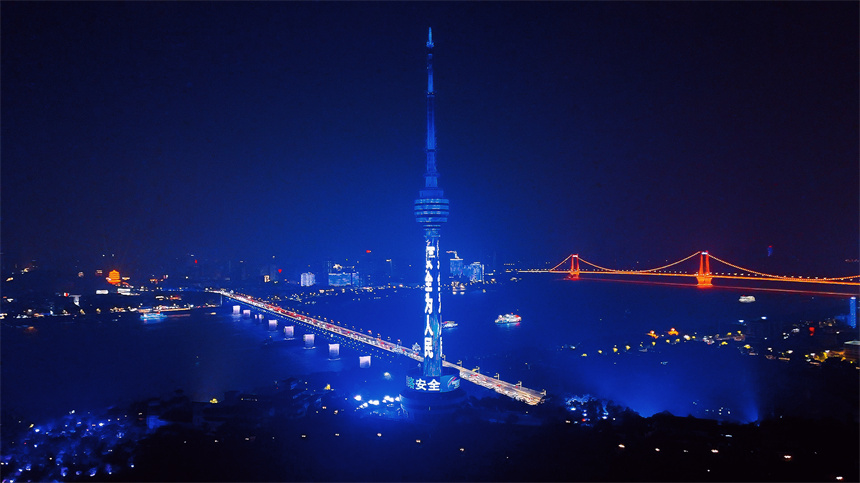 湖北武漢:網(wǎng)絡(luò)安全長(zhǎng)江燈光秀綻放兩江四岸