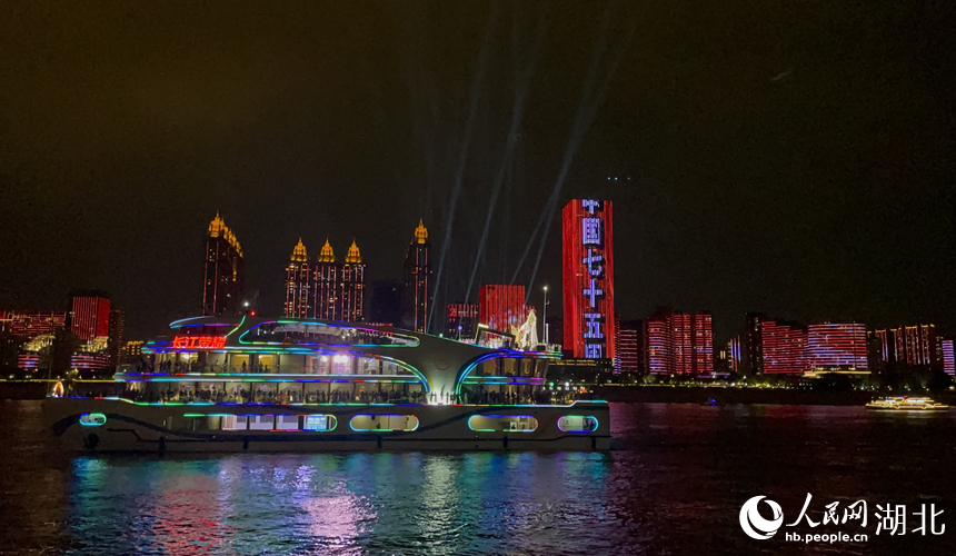 武漢兩江四岸的美景與絢爛光影秀交相輝映。 人民網(wǎng)記者 張沛攝