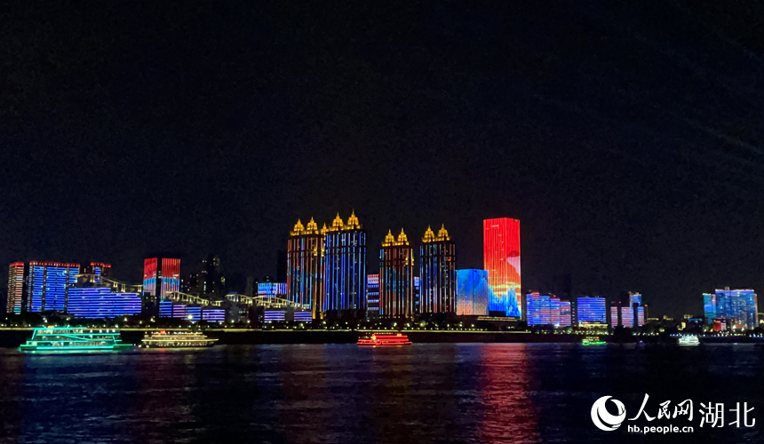 長江文化藝術(shù)季開幕式“以天為幕、以城為景、以長江為舞臺”，光影璀璨，閃耀江城。人民網(wǎng)記者 張沛攝