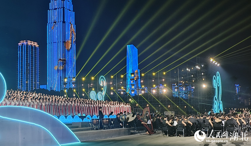 湖北省十二所高校的千名大學(xué)生們，用青春的嘹亮，唱響長江兒女心中的感恩與依戀。人民網(wǎng)記者 王郭驥攝