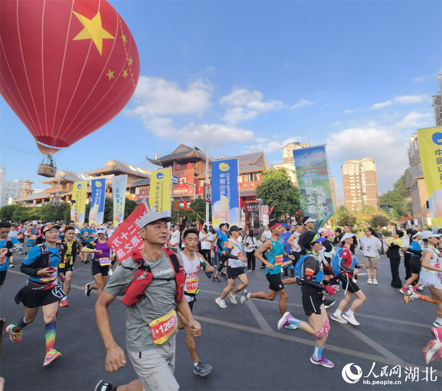 賽事分42公里個(gè)人越野賽和6.8公里群眾健身賽。人民網(wǎng)記者 周雯攝