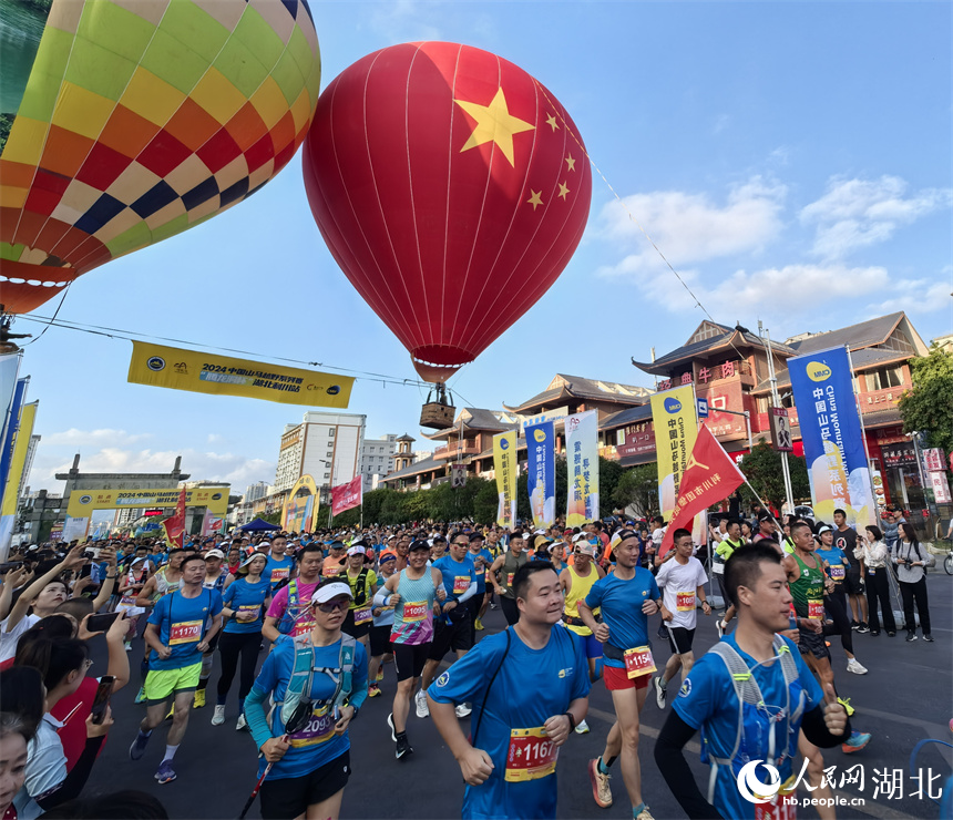 6.8公里群眾健身賽吸引不少跑步愛(ài)好者參加。人民網(wǎng)記者 周雯攝