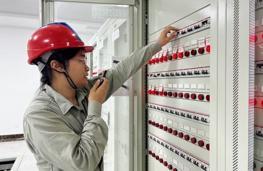 黃石1000千伏新建工程內，變電施工分公司調試班成員叢曙建正在進行調試對點工作。張鶴齡攝