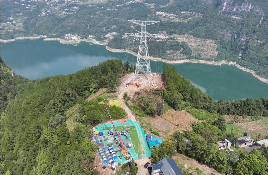 寧湘特高壓工程3895-3901跨越清江架線施工。陳士海攝