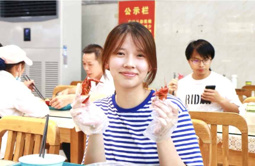 潛江龍蝦走進(jìn)華中師范大學(xué)。關(guān)洪磊攝