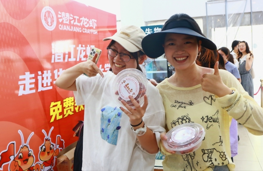 潛江龍蝦走進(jìn)華中師范大學(xué)。關(guān)洪磊攝 