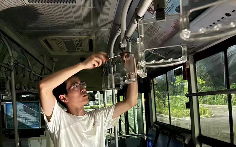 工作人員正在維修公交車。鄂軒攝