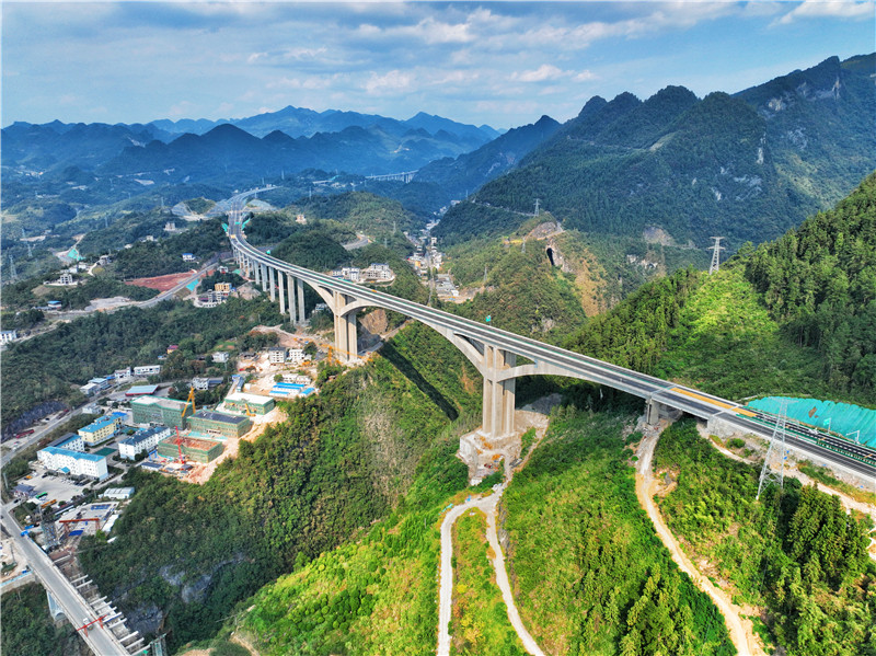 宜來(lái)高速鶴峰東段云南莊大橋