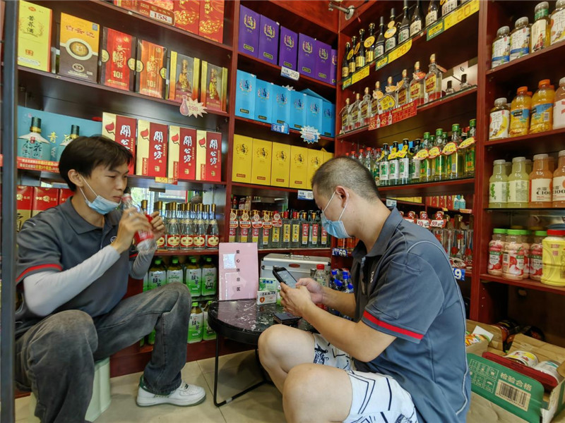 快遞小哥在晏君店鋪歇腳納涼