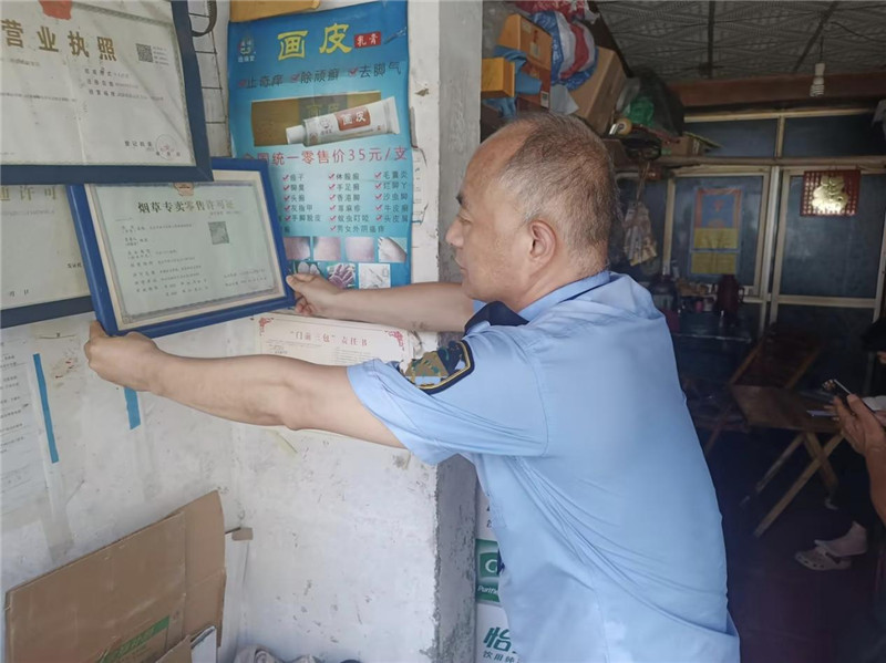 班組成員為零售客戶懸掛證件