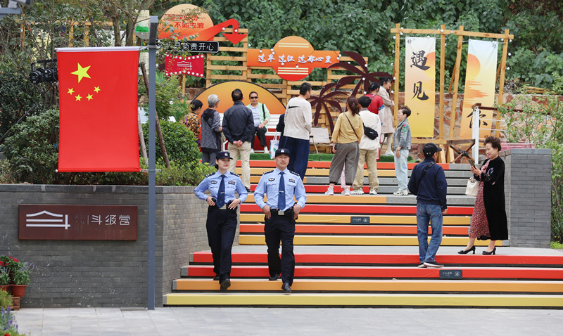 在武昌古城新晉地標(biāo)斗級(jí)營巡邏。