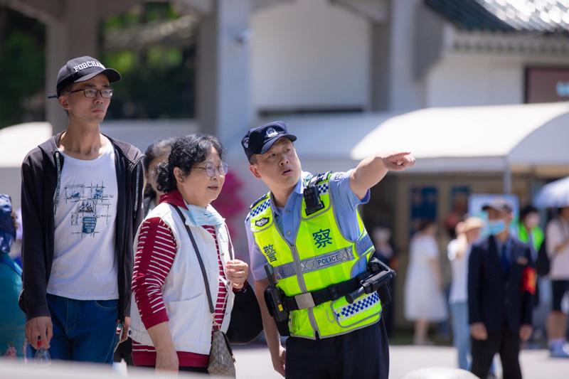 為游客指路。