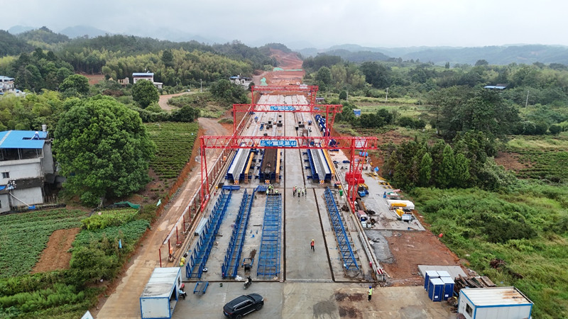 通城至修水高速公路（湖北段）建設(shè)現(xiàn)場(chǎng)。