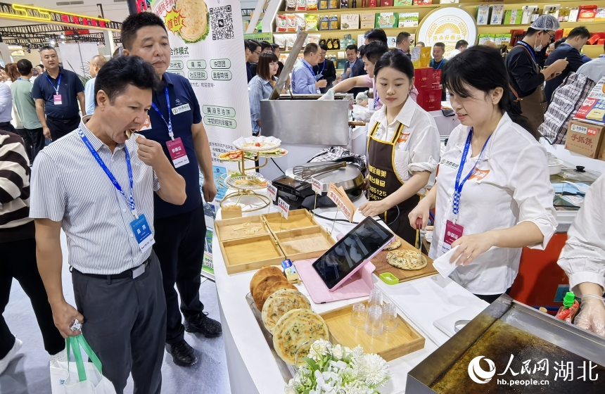 參會者品嘗來自全國的優(yōu)質(zhì)農(nóng)產(chǎn)品。