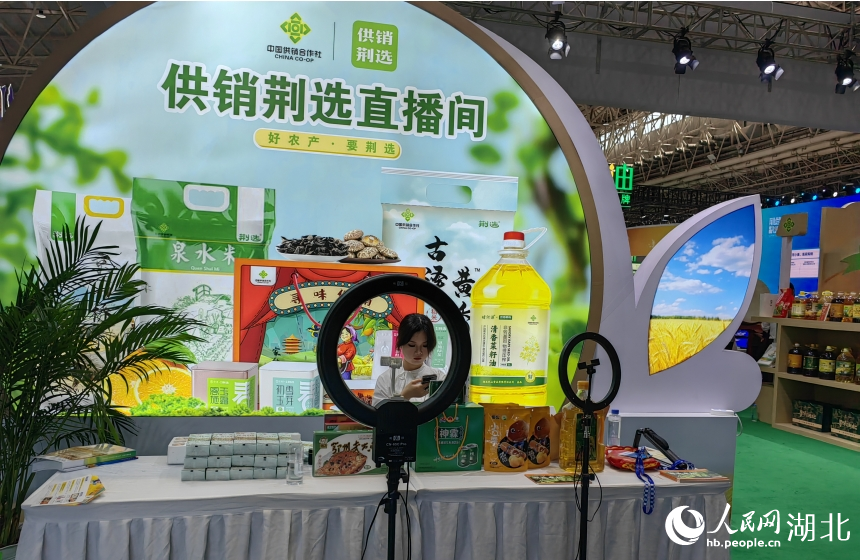 各路糧食企業(yè)通過直播間現(xiàn)場帶貨。人民網(wǎng)記者 郭婷婷攝